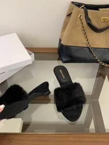 Mules de cuña con pelo negro chic punta abierta sandalias vista de detalle calzado.