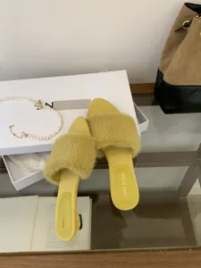 Mules elegantes de peluche con punta abierta y tacón bajo para mujer zapatillas amarillas otoño