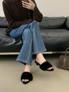 Vista detallada de elegantes zapatillas con cuña y pelo sintético para mujer, ideales para otoño.