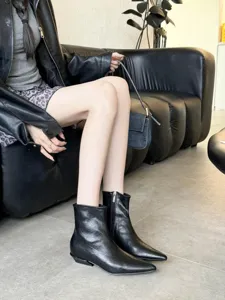 Vue détaillée de bottines élégantes noires pour femmes à bout pointu et talon bas chic.