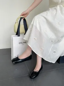 Black flat ballet shoes for women, classic round toe low cut design with bow detail.