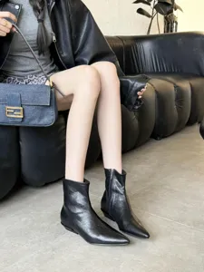 Vue détaillée de bottines pour femmes noires à bout pointu et petit talon, élégantes et chic.
