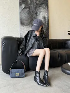Vue détaillée élégante de bottines tendance pour femmes avec bout pointu et talon bas.