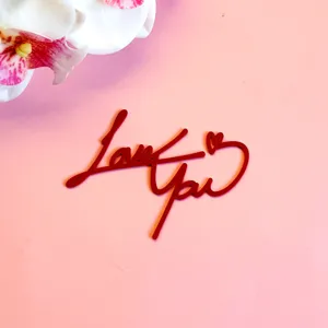 Détail de la belle décoration de gâteau rouge en acrylique Love You pour la Saint-Valentin.