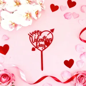 Gros plan sur le topper de gâteau de Saint-Valentin en acrylique rouge avec cœur et flèche