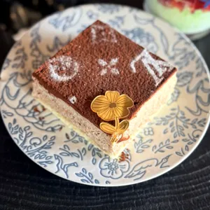 Dettaglio decorazione torta in acrilico dorato fiore, supporto decorativo per tavolo da dessert.