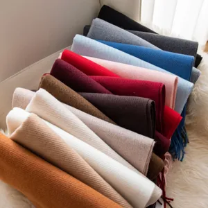 Detailansicht des bunten Winter-Wollschals mit Fransen, weicher warmer Schal Damen.