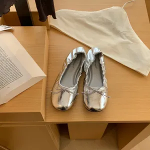 Zilveren metallic ballerina's voor dames, comfortabele schoenen met ronde neus en schattige strik.