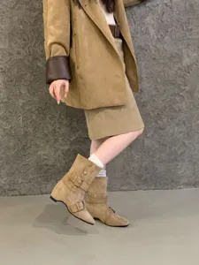 Bottes mi-mollet en suède marron avec talons épais et doubles brides à boucles pour femmes.