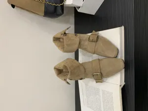 Bottes mi-mollet en daim marron pour femmes, style western rétro avec boucle et revers plié.