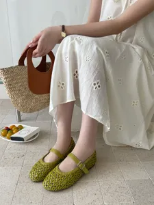Primo piano dettagliato di ballerine verde oliva intrecciate traforate, design a rete traspirante.