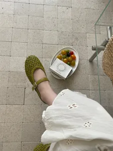 Scarpe basse Mary Jane verdi intrecciate e traspiranti da donna, comode e alla moda.