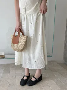 Nuove scarpe Mary Jane traforate e traspiranti autunnali, dettaglio elegante.
