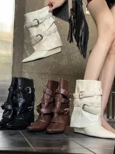 Bottes mi-mollet tendance à talons compensés pointus boucles et clous chics pour femmes.