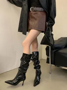 Elegantes botas de tacón alto y puntera puntiaguda, botas de charol negro para mujer.