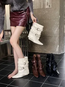 Vue détaillée de bottes compensées pointues pour femmes avec multiples lanières à boucles.