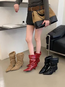 Vista detallada de botas slouchy de tacón alto y punta fina, estilo francés elegante, chic.