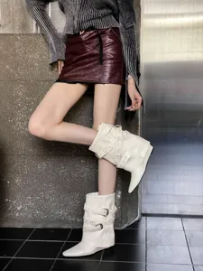 Bottines courtes a talons compenses blancs pointus avec boucles et clous chaussures tendance