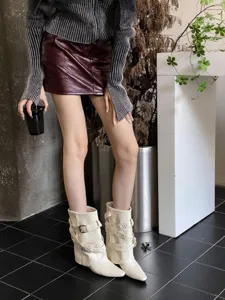 Bottines compensées pointues pour femmes, chaussures élégantes avec boucles de style.