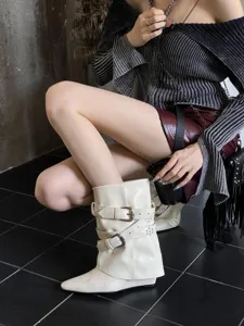 Bottines compensées blanches pour femmes à bout pointu avec boucles et clous décoratifs.