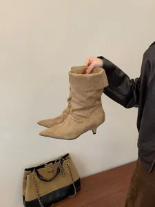 Botas de ante marron con puntera afilada tacun kitten botines elegantes para mujer.