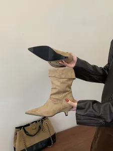 Botas slouchy beige con tacón kitten y punta fina para mujer, calzado de otoño elegante.