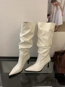 Botas slouch charol blanco puntera detalle, tacones de aguja altos rodilla elegantes.