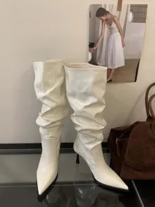 Botas altas slouchy de charol blanco con tacón de aguja, botas puntiagudas de moda detalle.