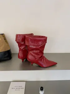 Botas cortas rojas de punta con tacón kitten, botas slouchy de piel elegantes para mujer.