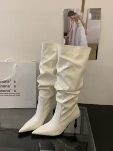 Botas altas slouchy de mujer en charol blanco con tacón de aguja y puntera puntiaguda
