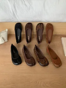 Eleganza scarpe basse Mary Jane da donna con punta divisa e suola morbida e comoda.