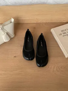 Scarpe Mary Jane nere con punta divisa, design vintage francese, tacco basso comodo.