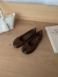 Scarpe basse Mary Jane stampa leopardo punta spaccata tacco basso stile retro chic moda