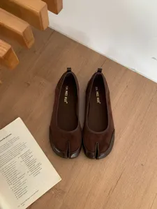 Vista dettagliata di scarpe Mary Jane marroni in stile retro, camoscio e pelle morbida.