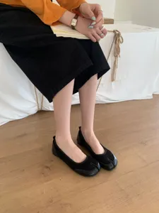 Vista di dettaglio ballerine nere da donna con punta divisa, scarpe Mary Jane vintage basse.