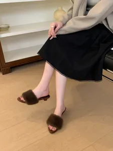 Vista detallada de elegantes zapatillas con cuña y pelo sintético para mujer, calzado de moda.