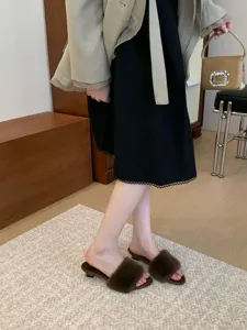 Zapatillas de cuña de pelo sintético para mujer, punta abierta marrón para otoño elegante.