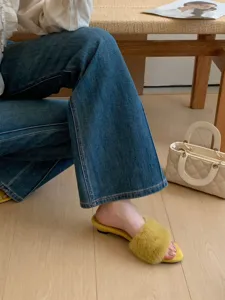 Sandalias esponjosas de punta abierta con textura de felpa amarilla suave y tacón cómodo.