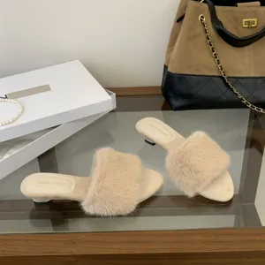 Zapatillas de mujer elegantes de pelo sintético beige con tacón bajo punta abierta vista principal