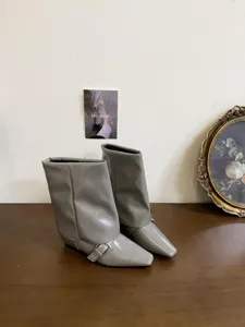 Stivaletti grigi eleganti con tacco basso e punta quadrata per donne alla moda attuale.