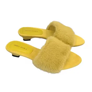 Elegantes sandalias zuecos suaves amarillas con punta abierta y tacón bajo para mujer.