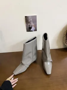 Stivaletti grigi con punta quadrata e tacco basso da donna moda autunno inverno chic