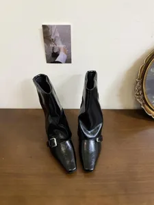 Stivaletti neri di stile francese con punta quadrata e fibbia metallica molto eleganti.