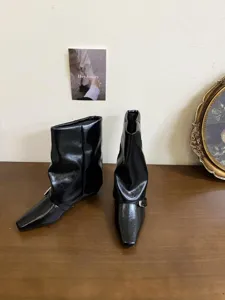 Stivaletti neri bassi con punta quadrata, dettaglio elegante e alla moda delle calzature.