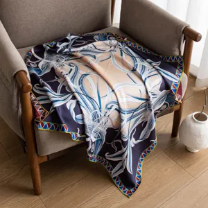 Detailansicht des luxuriösen Seiden-Quadratschals mit elegantem abstrakten Blumenmuster.