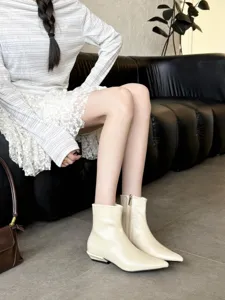 Vue détail de bottines élégantes à bout pointu et petit talon carré, chaussures automne chic.
