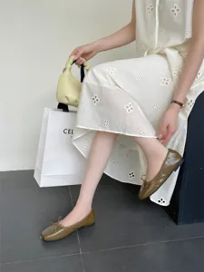 Retro olive green flat ballet shoes for women, elegant shallow mouth design with delicate bow.