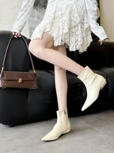 Bottines chics à bout pointu et petit talon bloc, design élégant blanc cassé.