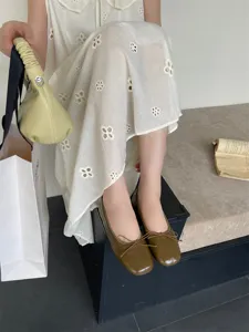 Retro flat ballet shoes for women, featuring a chic shallow design and elegant square toe for daily wear.