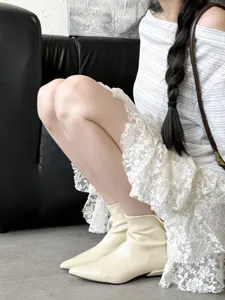Vue détaillée de bottines élégantes pour femmes à bout pointu et petit talon carré écru.